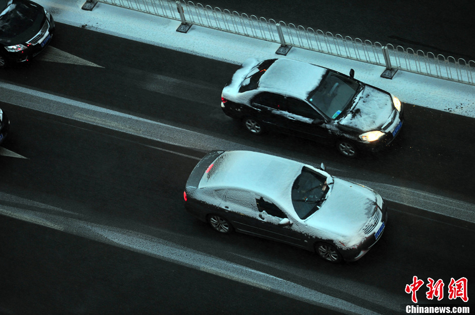 11月18日，沈陽街頭的汽車被積雪覆蓋。