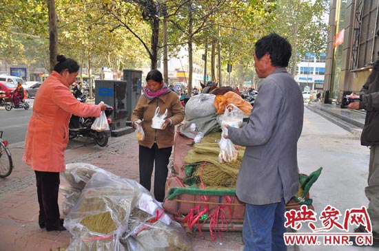 在賣粉條的時(shí)候,還有市民給他們送飯。
