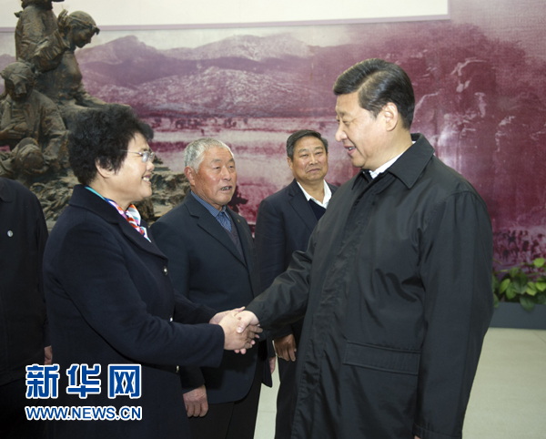 25日上午，習近平在臨沂華東革命烈士陵園參觀沂蒙精神展并會見當?shù)叵冗M模范和當年支前模范后代代表。