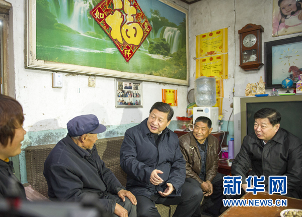 25日下午，習近平在地處沂蒙老區(qū)的臨沭縣曹莊鎮(zhèn)朱村看望83歲的“老支前”王克昌。