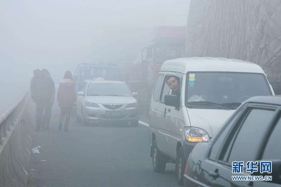 12月4日，滬陜高速揚州段大量車輛滯留。