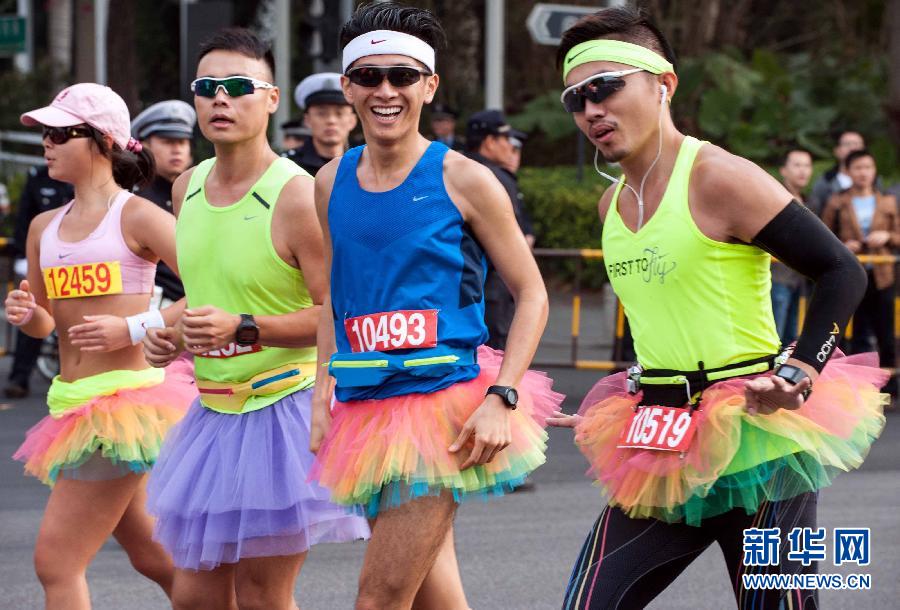 12月8日，三名男選手身著“蓬蓬裙”參加比賽。