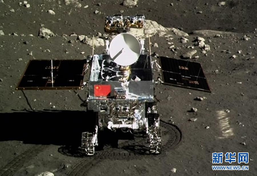 這是北京飛控中心大屏幕上顯示嫦娥三號著陸器上的相機拍攝的“玉兔”號月球車。