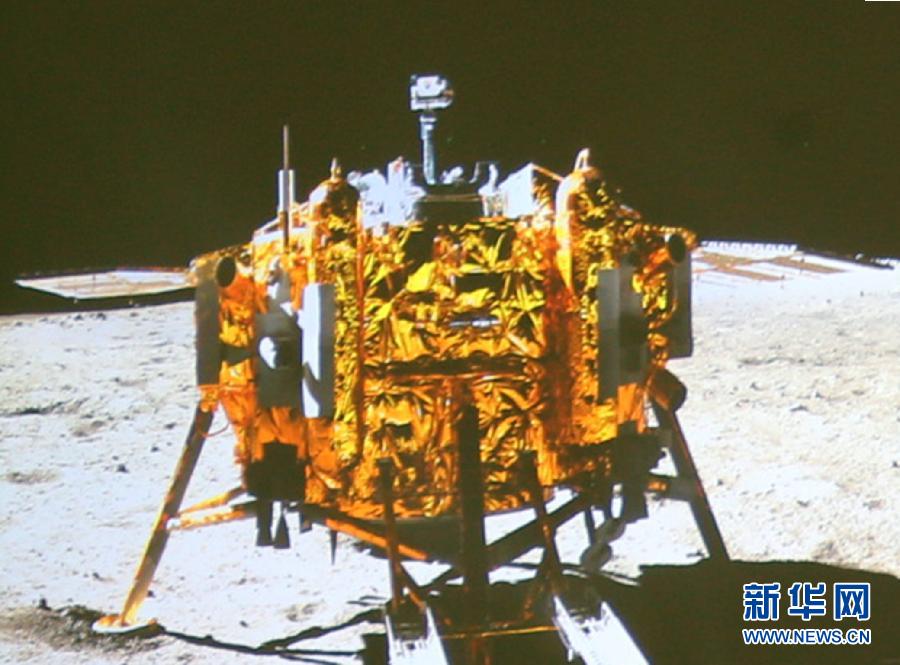 這是北京飛控中心大屏幕上顯示“玉兔”號月球車上的全景相機拍攝的嫦娥三號著陸器照片。