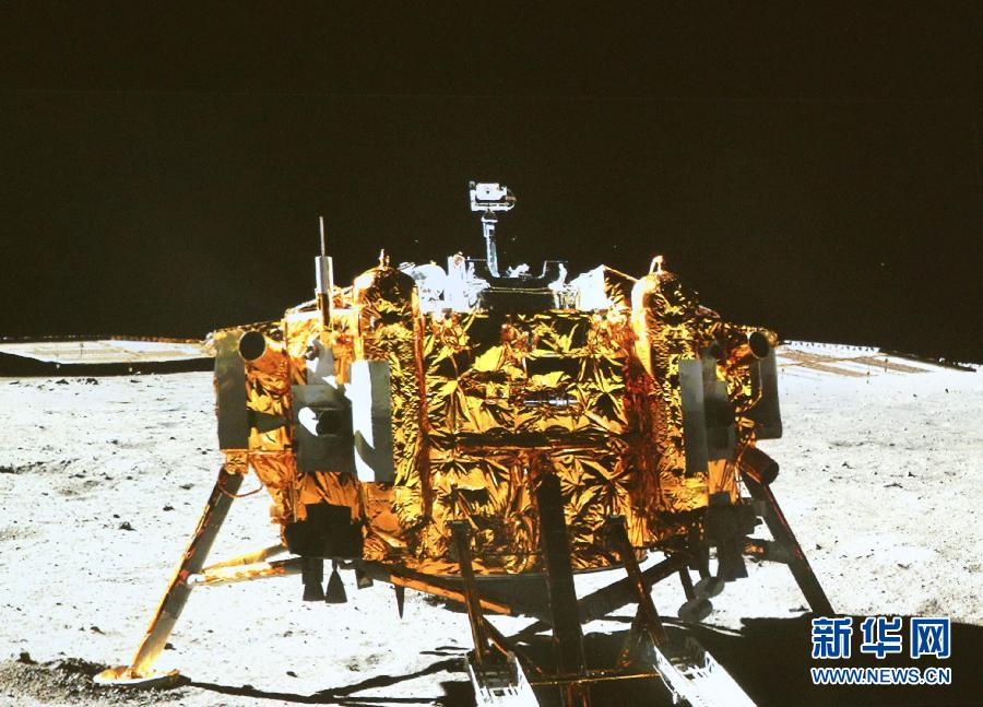 這是北京飛控中心大屏幕上顯示“玉兔”號月球車上的全景相機拍攝的嫦娥三號著陸器照片。