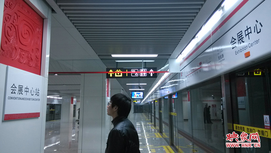 會展中心站，兩塊牌子的站點名稱英文翻譯也不相同