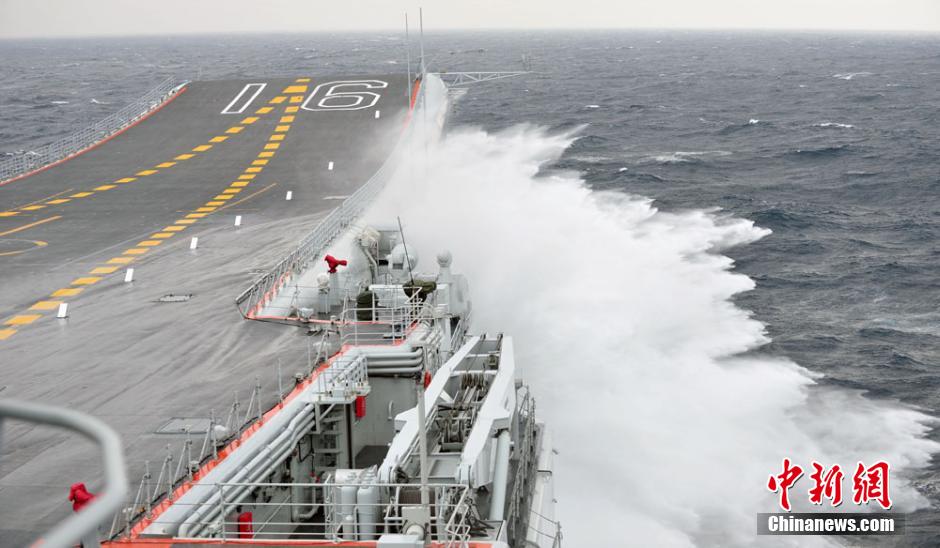 圖為遼寧艦利用南海海域自然條件進(jìn)行大風(fēng)浪航行試驗(yàn)。中新社發(fā) 胡鍇冰 攝