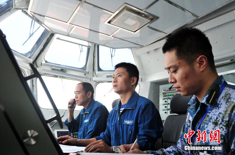 圖為遼寧艦飛行指揮員在塔臺(tái)進(jìn)行艦載機(jī)著艦起飛指揮。中新社發(fā) 胡鍇冰 攝
