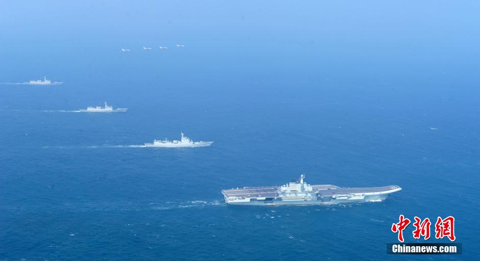 圖為遼寧艦與水面艦艇、飛機(jī)進(jìn)行協(xié)同訓(xùn)練。中新社發(fā) 胡鍇冰 攝