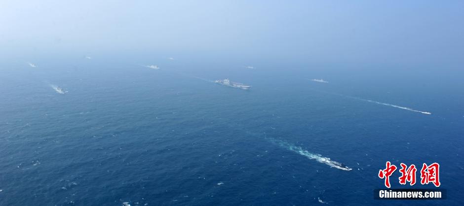 圖為遼寧艦與水面艦艇進(jìn)行協(xié)同訓(xùn)練。中新社發(fā) 李靖 攝
