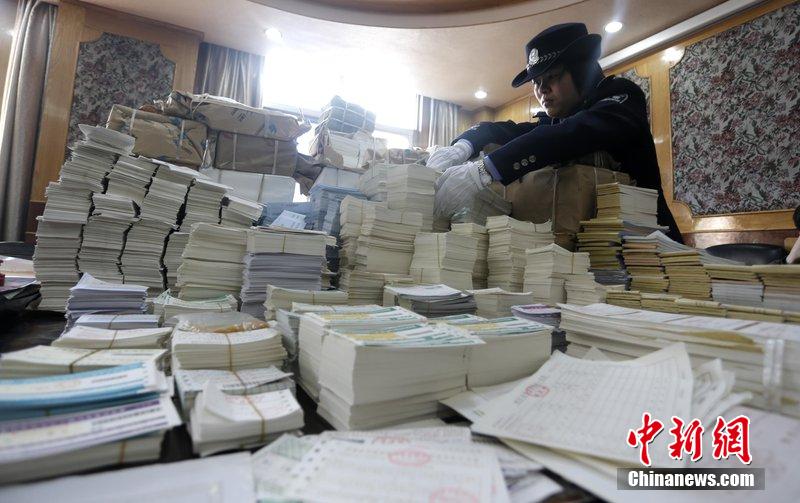 湖北省武漢市，民警清點大量非法制作的成品，半成品假票和制假工具。