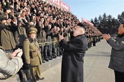 朝中社1月15日發(fā)布的圖片顯示，朝鮮最高領(lǐng)導(dǎo)人金正恩視察位于平安南道的國家科學(xué)院，與科研人員會面。