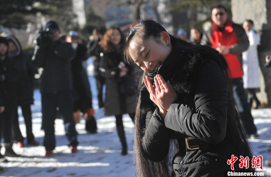 圖為來自東北的表演系考生雪地秀才藝。