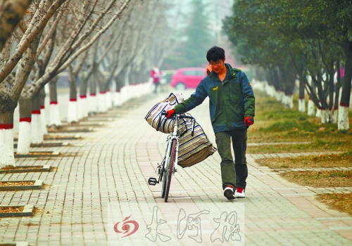 走在校園的小路上，帥氣的單車是我同伴，鼓鼓的行囊盛不下父母深深的惦念。