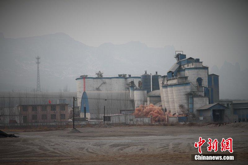 　2014年2月17日，石家莊市再次啟動壓減水泥過剩產(chǎn)能、治理大氣污染水泥企業(yè)集中爆破拆除行動。