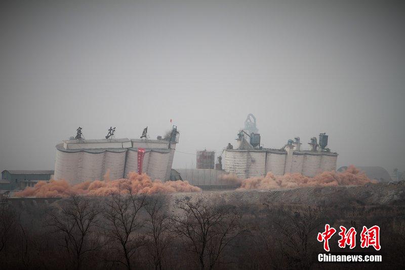 　2014年2月17日，石家莊市再次啟動壓減水泥過剩產(chǎn)能、治理大氣污染水泥企業(yè)集中爆破拆除行動。