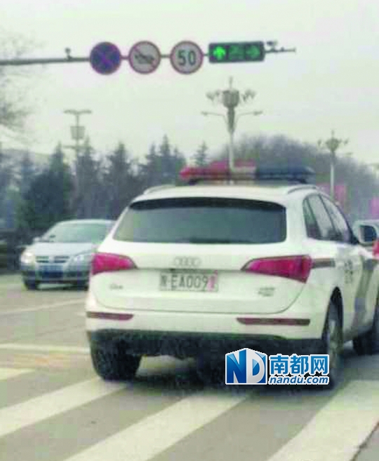 渭南市中院配備的奧迪Q 5警車在路上行駛。圖片來源：新浪微博