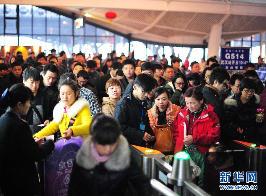 2月24日，在武漢火車站，乘客在檢票進站。