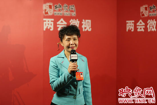 在映象網(wǎng)全國(guó)兩會(huì)北京演播室，全國(guó)人大代表、河南理工大學(xué)音樂學(xué)院副院長(zhǎng)游吟歌做客《兩會(huì)微視》訪談.
