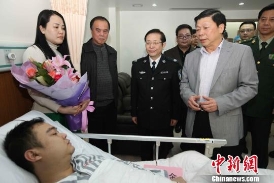 廣西壯族自治區(qū)黨委常委、政法委書記溫卡華看望唐蔚宣。