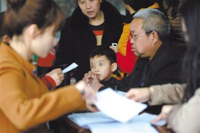 昨日，家長為服用藥品的幼兒登記參加體檢。西安兩所幼兒園長期給園內(nèi)幼兒集體服用“病毒靈”。