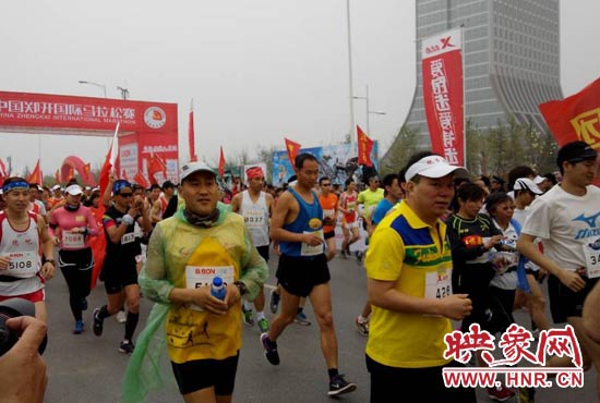 3月30日上午8點20分，2014鄭開國際馬拉松賽在鄭開大道鳴槍起跑。