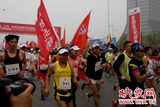 目前在鄭開大道上，一場角逐正在展開。