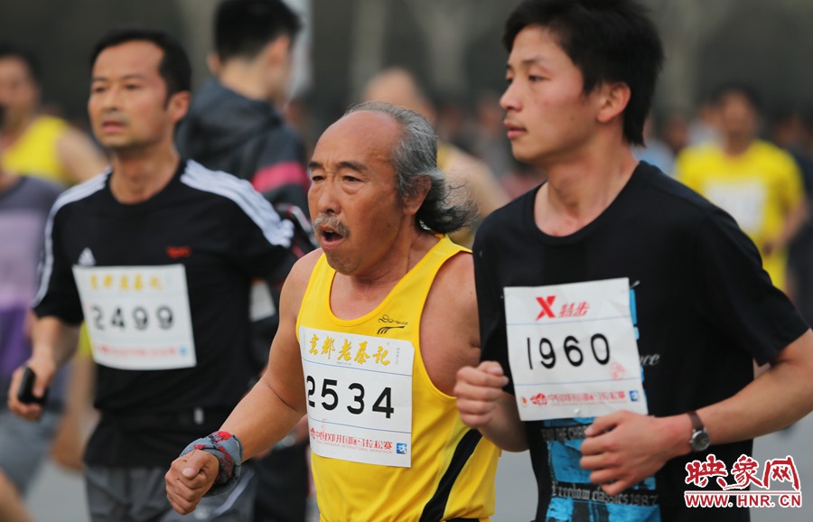 一位老年選手與年輕人比速度。