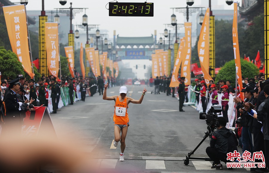 一名選手抵達(dá)終點(diǎn)后，高舉雙手慶祝。