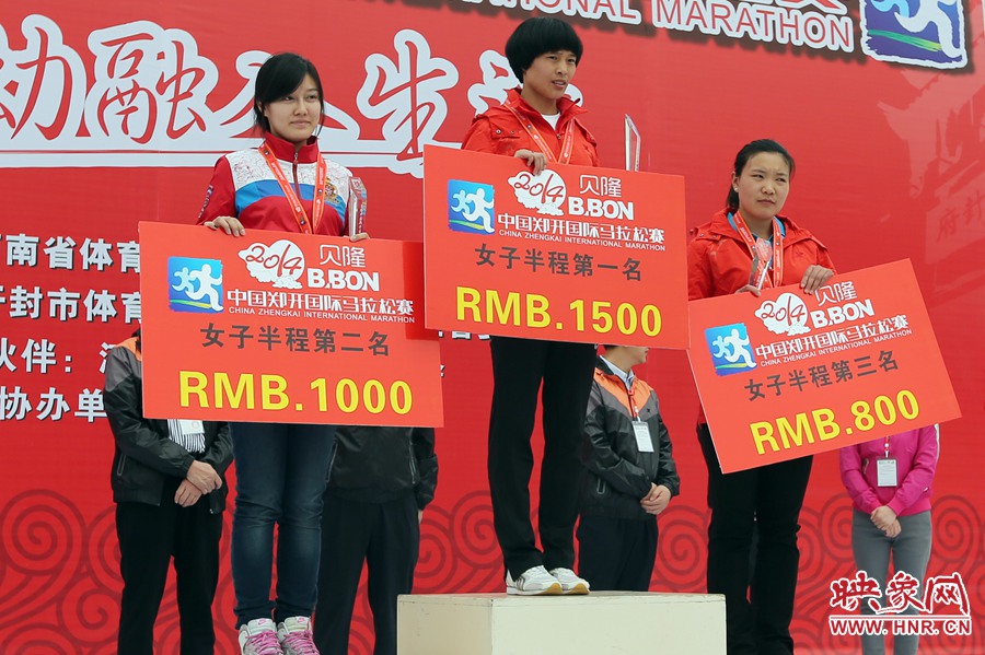 女子半程前三名選手。