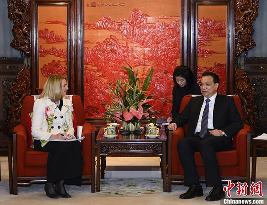 中國國務(wù)院總理李克強(qiáng)在北京中南海紫光閣會(huì)見了美國《科學(xué)》雜志主編瑪西婭·納特一行。