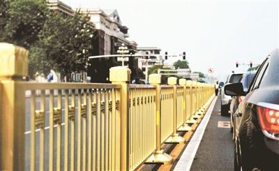 從復(fù)興門到建國門，長安街一線全部更換為金色護(hù)欄 攝影/本報(bào)記者 郝羿