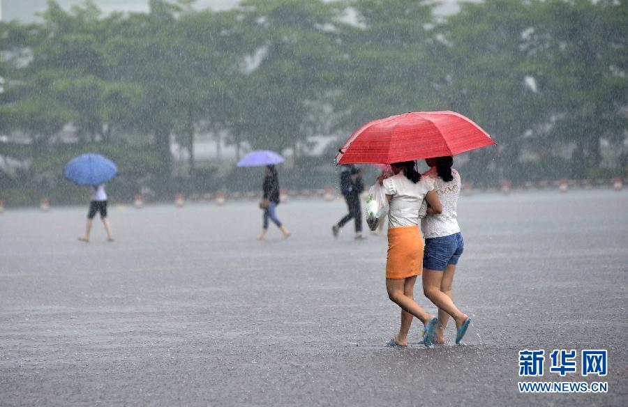5月11日，市民在深圳梅林檢查站廣場(chǎng)冒雨出行。