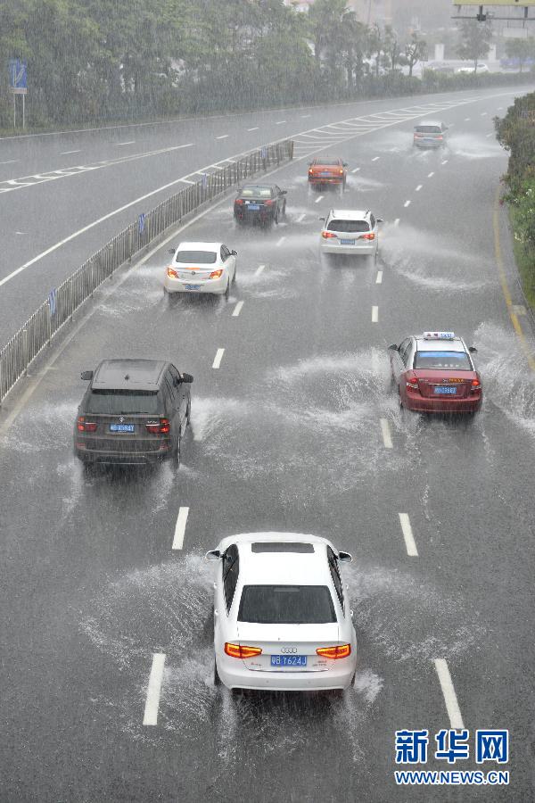 　5月11日，車(chē)輛在深圳街頭涉水前行。
