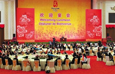 2008年8月8日，胡錦濤夫婦在北京人民大會堂宴會廳為出席北京奧運會的貴賓舉行歡迎宴會。