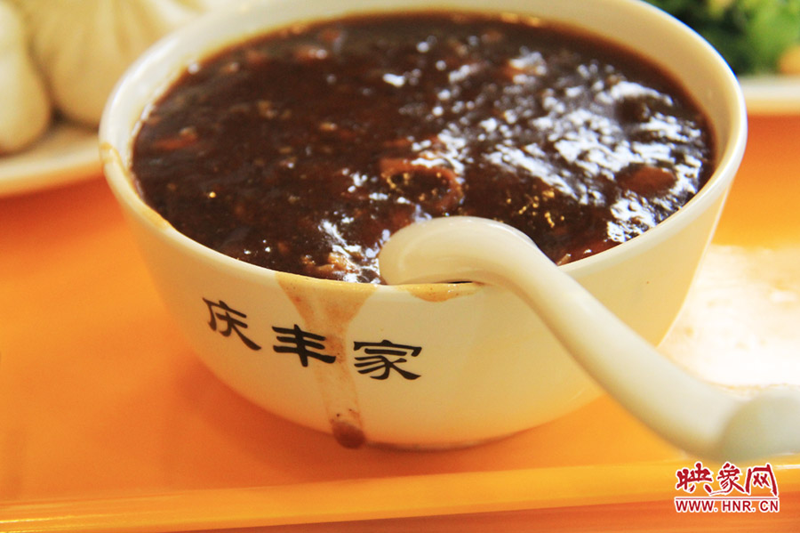 一碗炒肝,看上去也有滋有味。