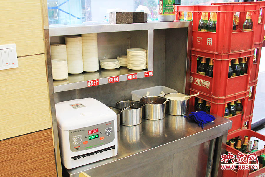 調(diào)料、小碟、餐具也都被放在另一張單獨(dú)的桌子上,需要用餐者“自助”。