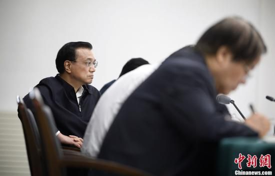 李克強在赤峰主持召開部分企業(yè)與金融機構(gòu)負(fù)責(zé)人座談會。