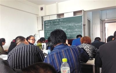 5月6日，大慶市，油田實(shí)行招工考試后，出現(xiàn)了各種考前輔導(dǎo)班。