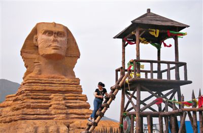 一游客在河北石家莊某地的“獅身人面像”前。