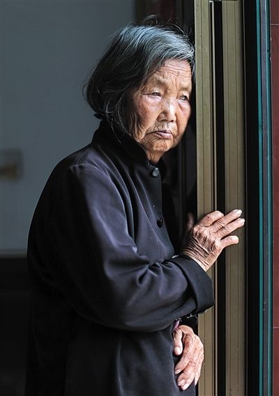 為了能“睡棺木”土葬，潘秀英四次喝農(nóng)藥自殺，后被搶救過(guò)來(lái)。