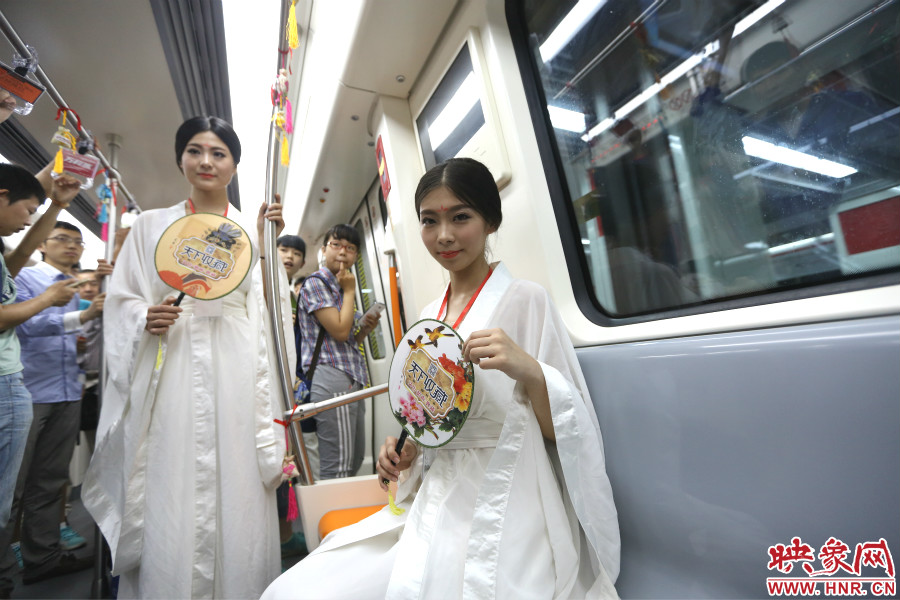 乘著龍舟“穿越”到鄭州的兩位古裝美女。