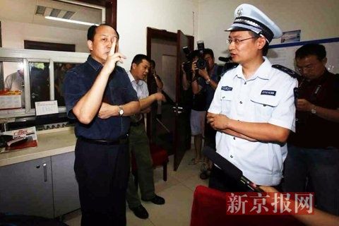 國(guó)家文物局的一名工作人員正在與執(zhí)法人員對(duì)峙。新京報(bào)記者 高瑋 攝