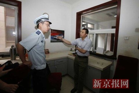 國(guó)家文物局的一名工作人員正在與執(zhí)法人員對(duì)峙。新京報(bào)記者 高瑋 攝