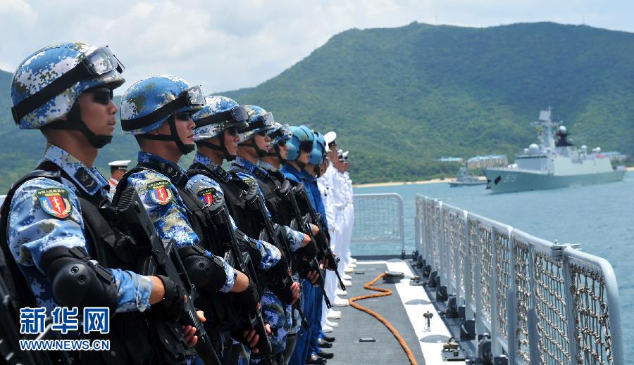 6月9日，在三亞某軍港，?？谂灩俦半S艦出海的特戰(zhàn)隊員離開碼頭。