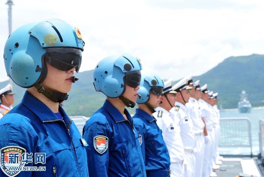  6月9日，在三亞某軍港，隨?？谂瀰⒀莸呐炤d直升機飛行員整裝待發(fā)。