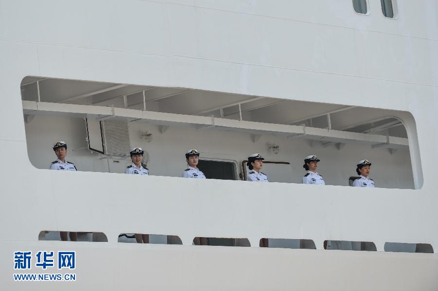 6月9日，在浙江舟山某軍港，和平方舟醫(yī)院船上的海軍官兵列隊與港口送行人員告別。