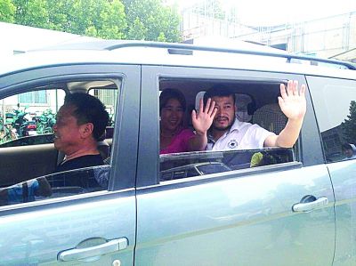 孫正龍和妻子、家人，揮手和醫(yī)護(hù)人員告別。張凌飛