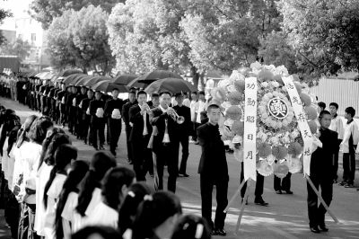 護送陣亡將士遺骸的隊伍緩緩走入殤墓園。