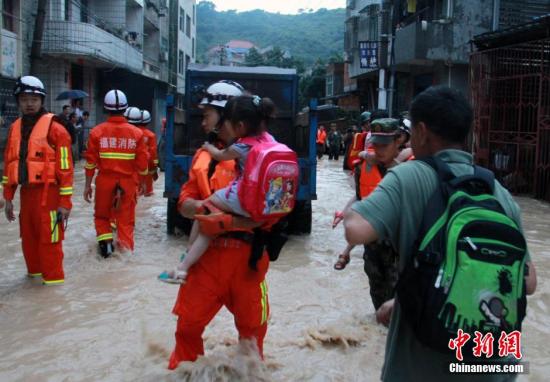 6月19日，短時(shí)強(qiáng)降雨導(dǎo)致福州長樂市玉田鎮(zhèn)轄區(qū)內(nèi)多處被洪水圍困，大量人員被困。朱曉航 黃綠榮 圖/文